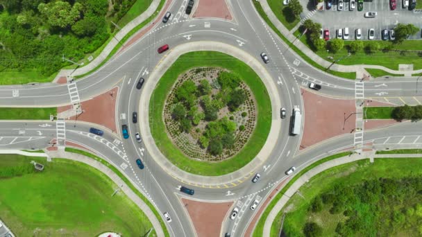 高速移動重いトラフィックと道路のロータリー交差点の空中ビュー 都市循環交通の交差点 — ストック動画