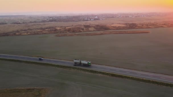 Flygfoto Semi Truck Med Last Släpvagn Kör Motorvägen Transporterar Varor — Stockvideo