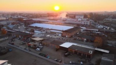 Sanayi binasının çatısına yeşil ekolojik elektrik üretmek için monte edilmiş mavi fotovoltaik panelli güneş enerjisi santralinin hava görüntüsü. Sürdürülebilir enerji konsepti üretimi.