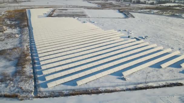 Аерофотозйомка Сталої Електростанції Сонячними Фотоелектричними Панелями Вкритими Снігом Взимку Виробництва — стокове відео