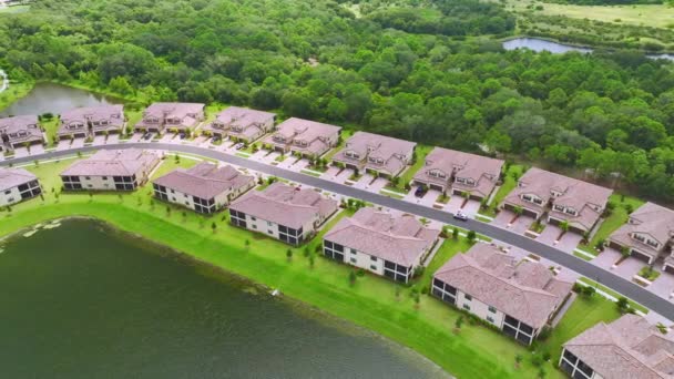 在佛罗里达州关闭的郊区 为了防止洪水泛滥 从空中俯瞰位置紧凑的带留存池的家庭住房 美国郊区的房地产开发 — 图库视频影像