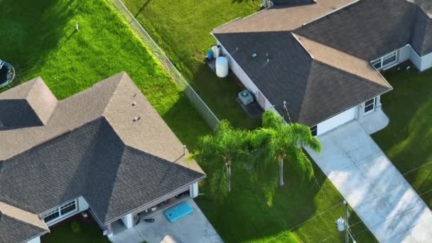 Tipik Modern Amerikan Özel Evinin Çatısı Asfalt Kiremitlerle Bahçedeki Yeşil — Stok video
