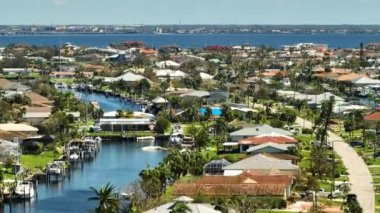 Florida yerleşim bölgesindeki Ian kasırgasından sonra ağır hasar görmüş evler. Doğal afetin sonuçları..