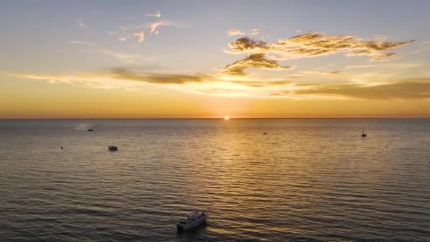 Widok Lotu Ptaka Białe Jachty Zachodzie Słońca Pływające Falach Morskich — Wideo stockowe