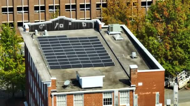 Niebieskie Fotowoltaiczne Panele Słoneczne Zamontowane Dachu Budynku Mieszkalnego Produkcji Czystej — Wideo stockowe