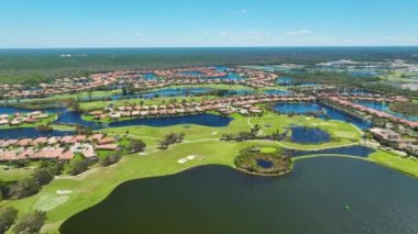 Florida yerleşim bölgesinde Ian kasırgası ile sel basmış evler. Doğal afetin sonuçları..