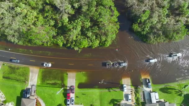 Inundada Calle Americana Con Vehículos Movimiento Rodeada Casas Agua Zona — Vídeo de stock