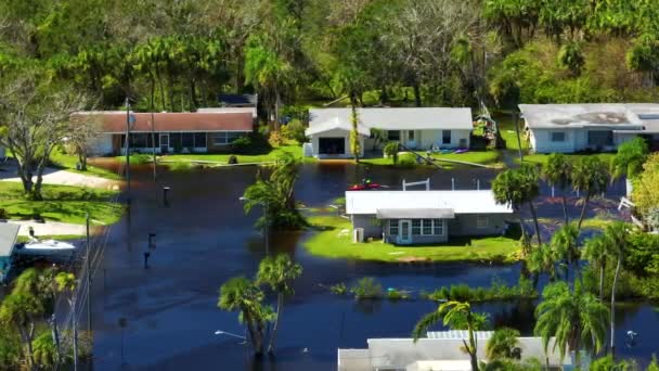 フロリダの住宅地でハリケーンイアンの降雨によって洪水の家 自然災害の結果 — ストック動画