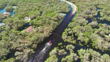 Florida yerleşim bölgesindeki Ian kasırgasından sonra evlerin etrafını su basmış. Doğal afetin sonuçları..