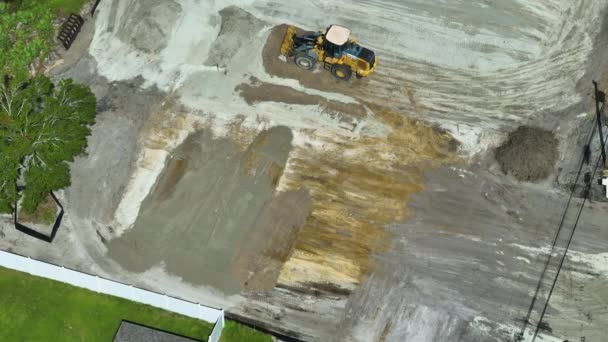 将来の家の基礎建設のための場所を準備する地下作業移動トラクター 新しい家のための足場を構築するための土壌のレベリング — ストック動画