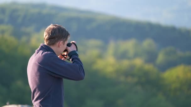 Фотограф Турист Фотографирует Утреннюю Природу Летних Горах — стоковое видео