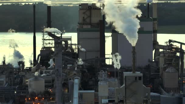 Hatalmas Gyár Magas Kéményekkel Amelyek Gyártási Folyamatból Származó Szén Dioxid — Stock videók