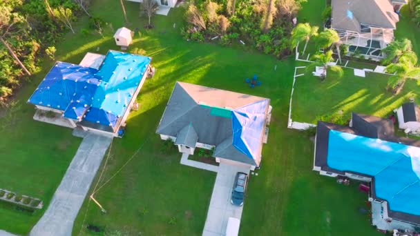 Hurrikan Ian Beschädigte Mit Einer Schützenden Plastikplane Abgedeckte Hausdächer Gegen — Stockvideo