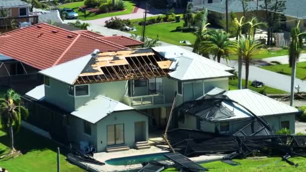 ハリケーン イアンはフロリダの住宅地域で屋根とラナイの囲いを損傷した家を破壊した 自然災害とその影響 — ストック動画