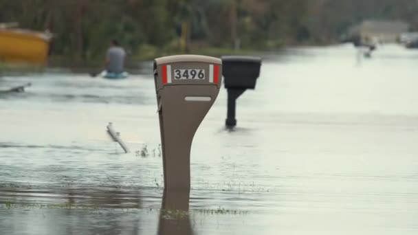 飓风伊恩淹没了佛罗里达州居民区的街道 邮筒周围都是水 自然灾害的后果 — 图库视频影像