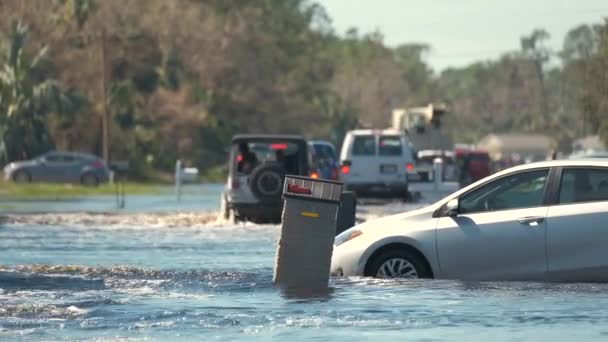 Orkaan Ian Overstroomde Straat Met Rijdende Auto Omringd Door Water — Stockvideo