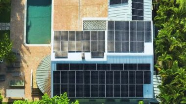 Kırsal kesimde temiz elektrik enerjisi üretmek için çatısı güneş fotovoltaik panellerle kaplı yeni Amerikan yerleşim evi. Özerk konutlara yatırım kavramı.