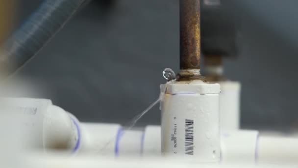 Tubos Plástico Vazando Água Fora Conexão Defeituosa Sistema Filtragem Água — Vídeo de Stock