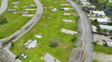 Florida gezici ev bölgesinde Ian kasırgasından sonra ağır hasar görmüş ve karavan minibüsleri ve evler devrilmiş. Doğal afetin sonuçları..