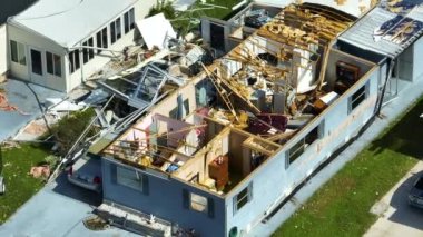 Florida 'daki seyyar evlerdeki Ian kasırgası yüzünden ağır hasar görmüş. Doğal afetin sonuçları..