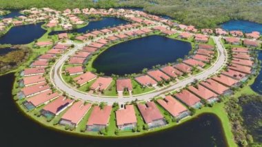 Etrafı Ian Kasırgası ile çevrili sel suları Florida yerleşim bölgesindeki evleri sarıyor. Doğal afetin sonuçları..