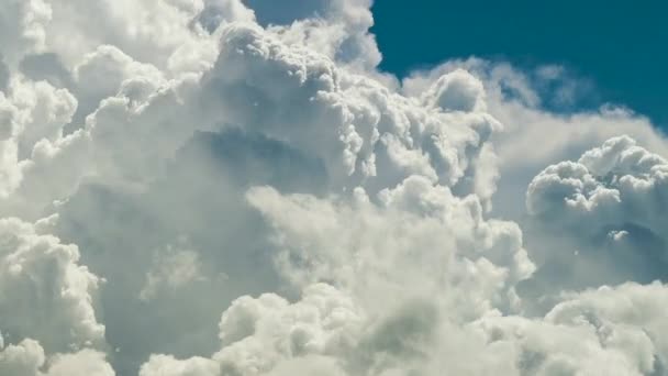 夏日蓝天雷雨前形成的白色蓬松积雨云的时间流逝 云彩天气的移动和变化 — 图库视频影像