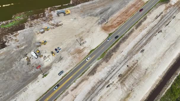 Luftaufnahme Einer Bau Befindlichen Amerikanischen Autobahn Mit Bewegtem Verkehr Ausbau — Stockvideo