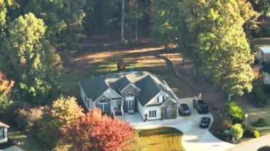 Güney Carolina yerleşim bölgesindeki klasik Amerikan evinin havadan görünüşü. ABD 'nin banliyölerinde emlak gelişimine örnek olarak yeni aile evi.