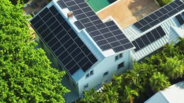 Temiz ekolojik elektrik enerjisi üretmek için mavi güneş fotovoltaik panelleri olan pahalı Amerikan ev çatısı. Emeklilik geliri için yenilenebilir elektriğe yatırım.