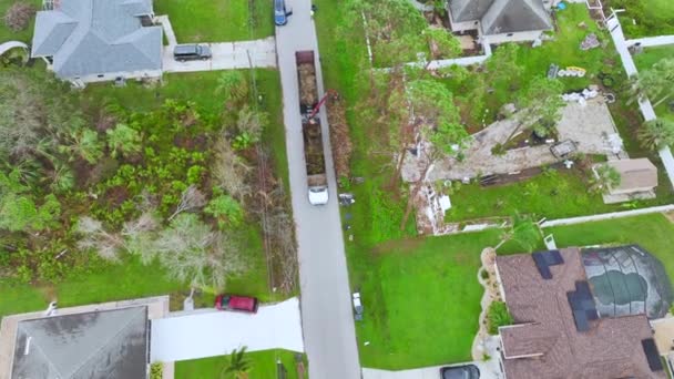 Вид Воздуха Ураган Йен Самосвал Собирающий Обломки Растительности Пригородных Улиц — стоковое видео