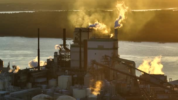 从生产流程看工厂制造厂内的烟幕污染环境的大型工厂的空中景观 日落时的工业用地 — 图库视频影像