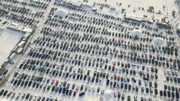 Αεροφωτογραφία Από Πολλά Αυτοκίνητα Σταθμευμένα Προς Πώληση Και Πελάτες Άνθρωποι — Αρχείο Βίντεο