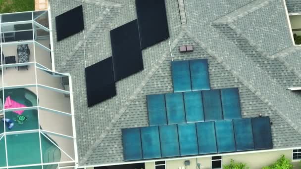 Luchtfoto Van Regelmatige Amerikaanse Dak Met Blauwe Zonne Zonnepanelen Voor — Stockvideo