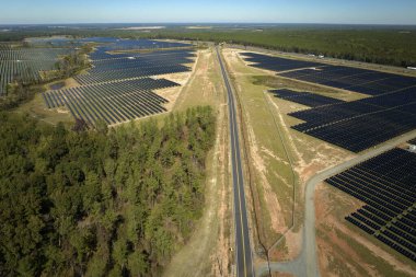 Temiz elektrik enerjisi üretmek için birçok sıra güneş fotovoltaik paneli bulunan sürdürülebilir büyük elektrik santralinin havadan görünüşü. Sıfır emisyon kavramı ile yenilenebilir elektrik.