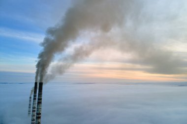 Kara dumanlı kömür santrali yüksek borular atmosferi kirletiyor. Fosil yakıt kavramına sahip elektrik enerjisi üretimi.