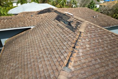 Florida 'daki Ian kasırgasından sonra kiremitleri eksik olan hasarlı bir çatı. Doğal afetin sonuçları..