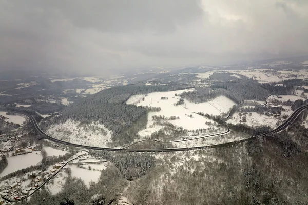 Letecká Mlhavá Krajina Horskou Cestou Pokrytá Čerstvě Napadaným Sněhem Během — Stock fotografie