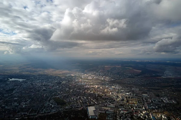 Вид Воздуха Окна Самолета Большой Высоте Далекого Города Покрытый Белыми — стоковое фото