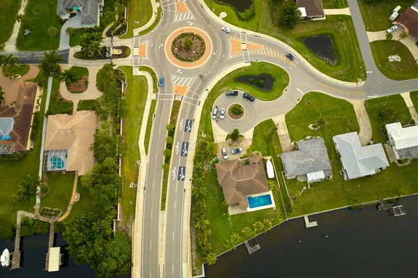 Luftaufnahme Eines Amerikanischen Vorortgebiets Mit Kreisverkehrskreuzung Ländlichen Raum Mit Fahrendem — Stockfoto