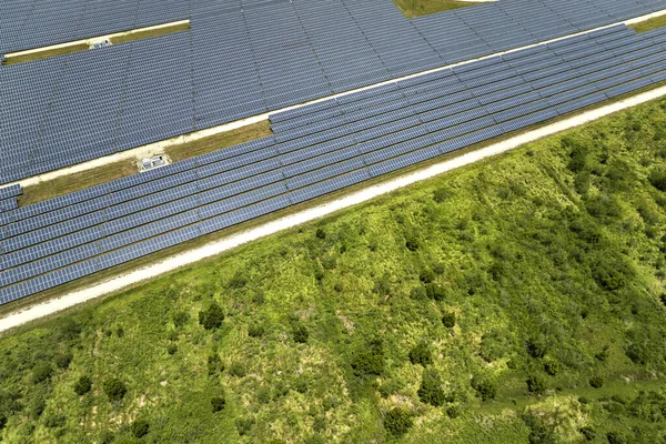 Flygfoto Över Stora Hållbara Elkraftverk Med Många Rader Solceller För — Stockfoto
