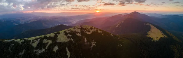 Vista Aérea Brillante Mañana Brumosa Sobre Pico Oscuro Con Árboles — Foto de Stock