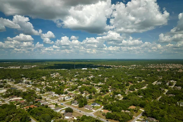 位于佛罗里达州宁静住宅区的美国郊区小城镇的空中景观 在绿色棕榈树之间有私人住宅 — 图库照片