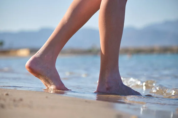 Close Female Feet Walking Barefoot White Grainy Sand Golden Beach — Foto de Stock