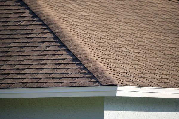 Detailní Záběr Střechy Domu Pokryté Asfaltovým Nebo Bitumenovým Šindelem Vodotěsnost — Stock fotografie