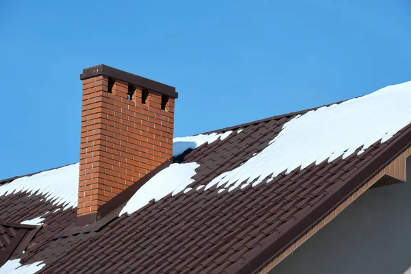 Крупный План Крыши Дома Покрытой Снегом Холодную Зиму Плиточный Покров — стоковое фото