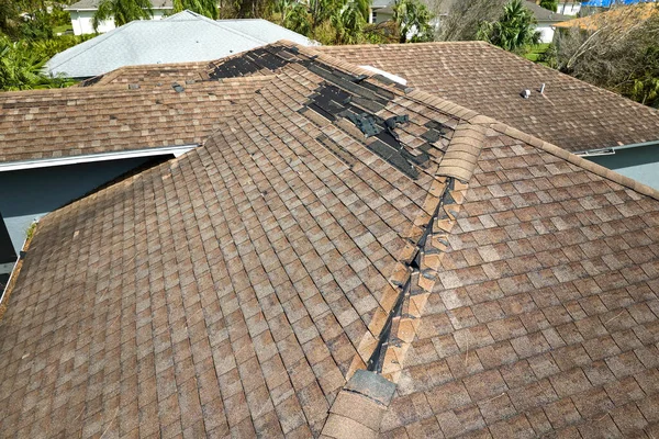Zniszczony Dach Domu Brakującymi Gontami Huraganie Ian Florydzie Konsekwencje Klęsk — Zdjęcie stockowe