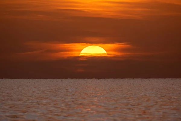 Ocean Sunset Big White Sun Dramatic Bright Sky Background Soft — Foto de Stock