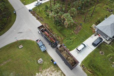 Ian Kasırgası 'nın özel kurtarma kamyonunun Florida kırsal sokaklarından ağaç dalları toplaması. Doğal afetlerin sonuçlarına katlanmak.