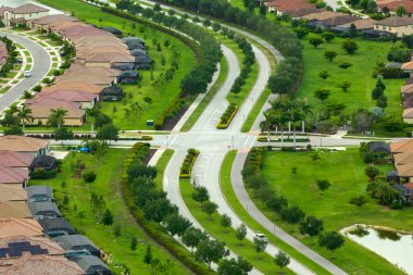Güney Florida 'da kapalı yaşam kulüplerindeki yoğun konutların manzarası. Amerikan banliyölerinde emlak gelişimine örnek olarak Amerikan rüya evleri.