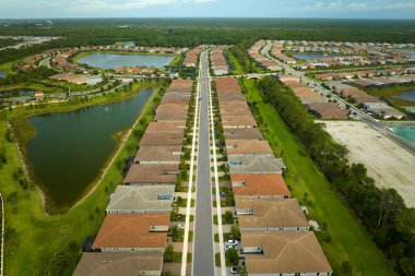 Güney Florida 'da kapalı yaşam kulüplerindeki yoğun konutların manzarası. Amerikan banliyölerinde emlak gelişimine örnek olarak Amerikan rüya evleri.